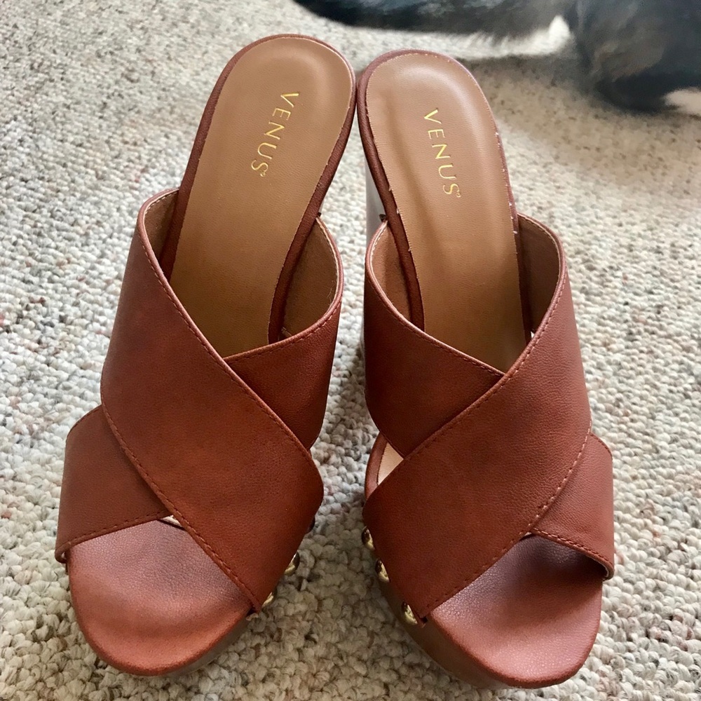 *BRAND NEW* Gorgeous Brown Heels, size 7!!